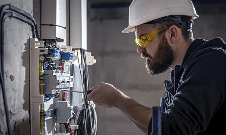 NR-10: O Guia Completo para Trabalhos Seguros com Eletricidade